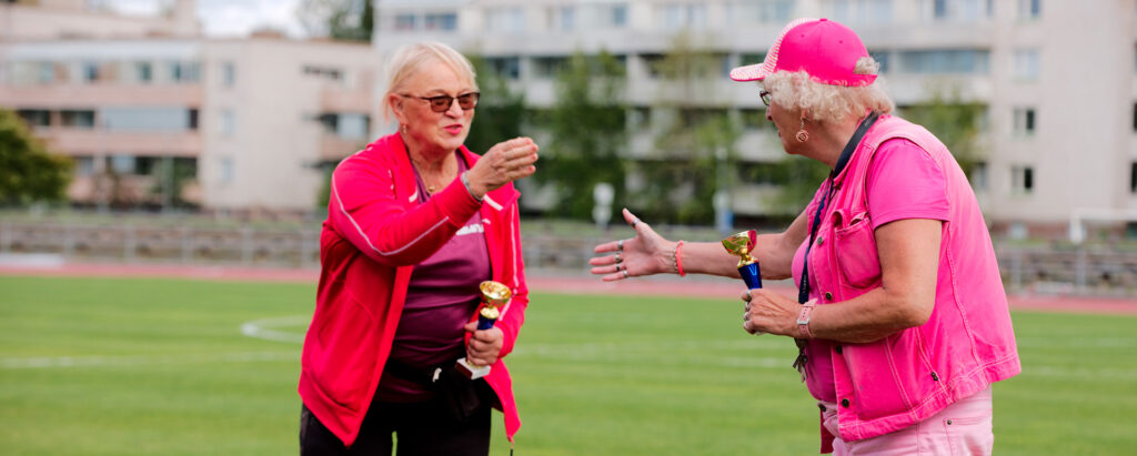 Osallistujat onnittelevat toisiaan palkintopallilla.