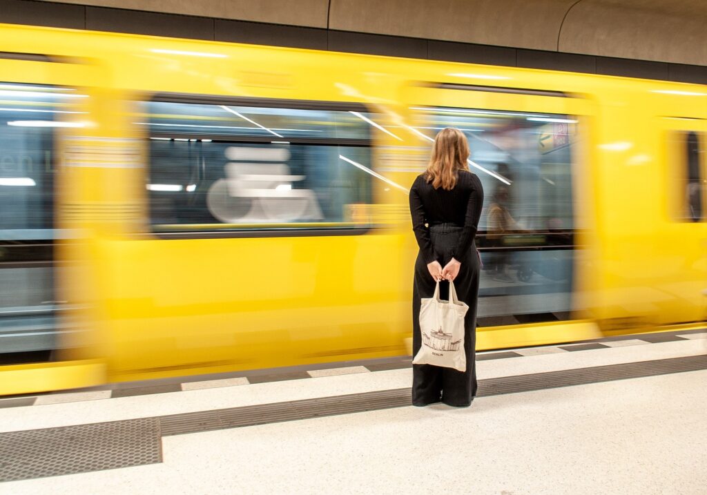 Nainen yksin metroasemalla.