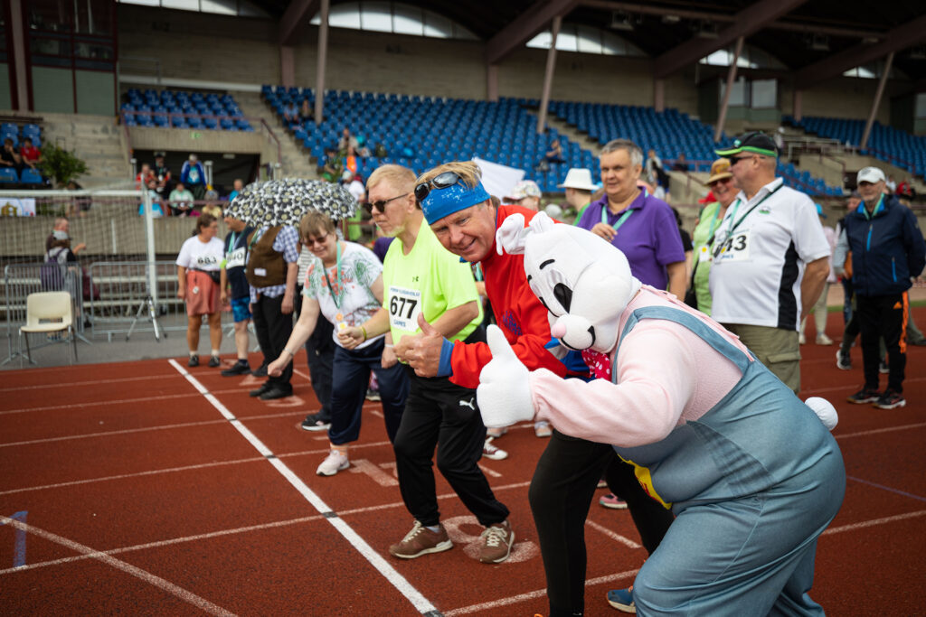 Valtakunnallisten yhdistyspäivien kisaajia starttaamassa juoksuratojen lähtöviivalla.