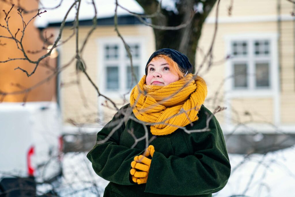 Tytti-Marjukka Metsänhele seisoo puun alla talvella.