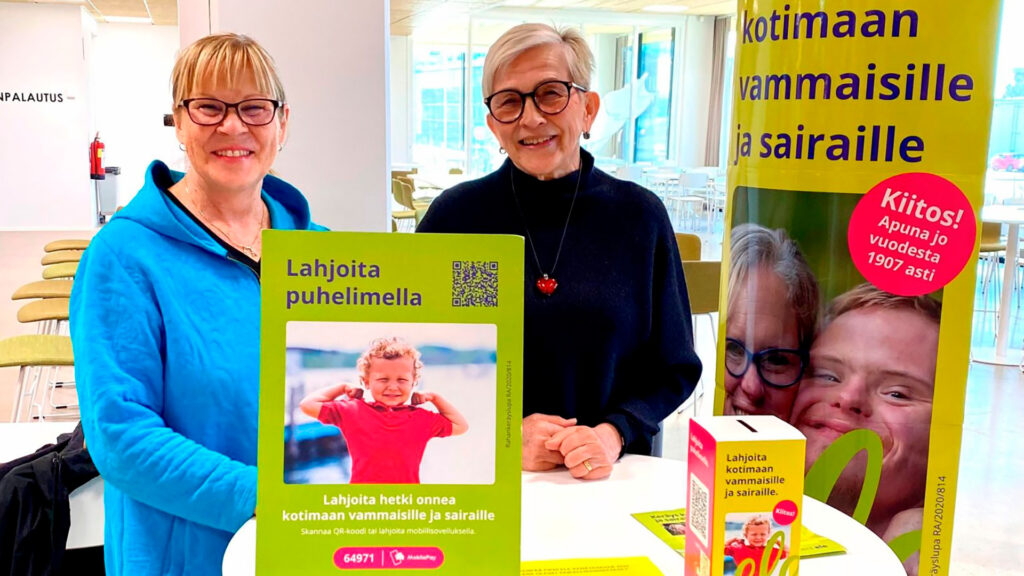 Pieni ele -keräyspisteellä hymyilee kaksi naisoletettua.