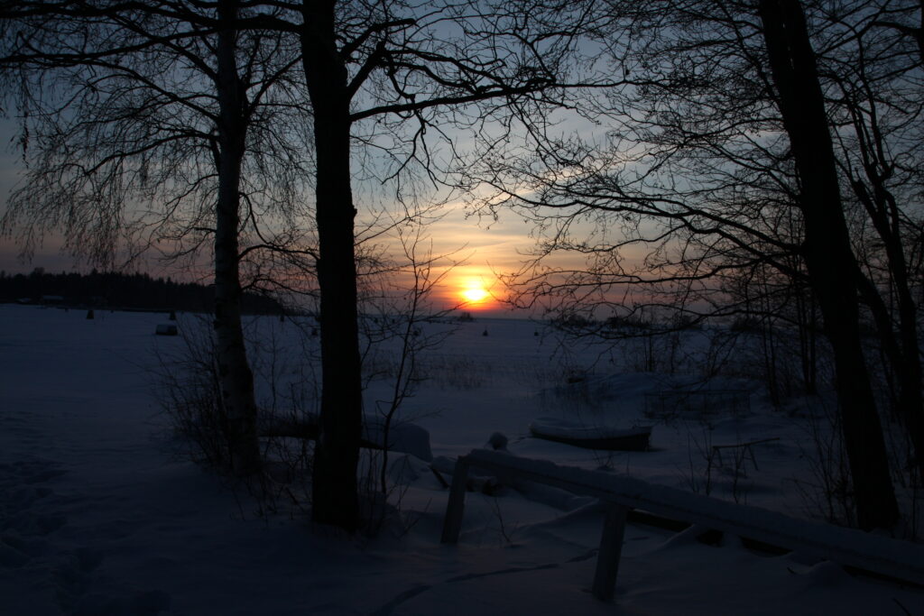 Aurinko laskee talvella.