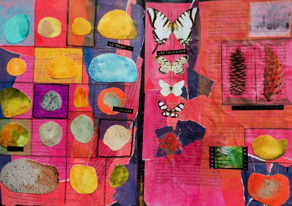 Kollaasi kirjan aukeamalla. Kollaasissa on väri täpliä, perhosia ja käpyjä.