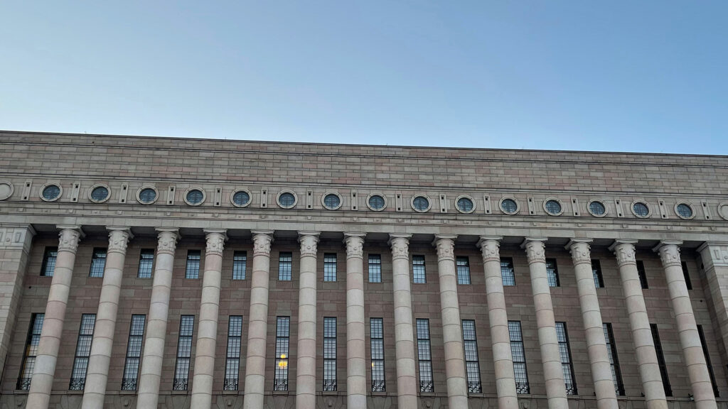 Eduskuntatalon julkisivu.