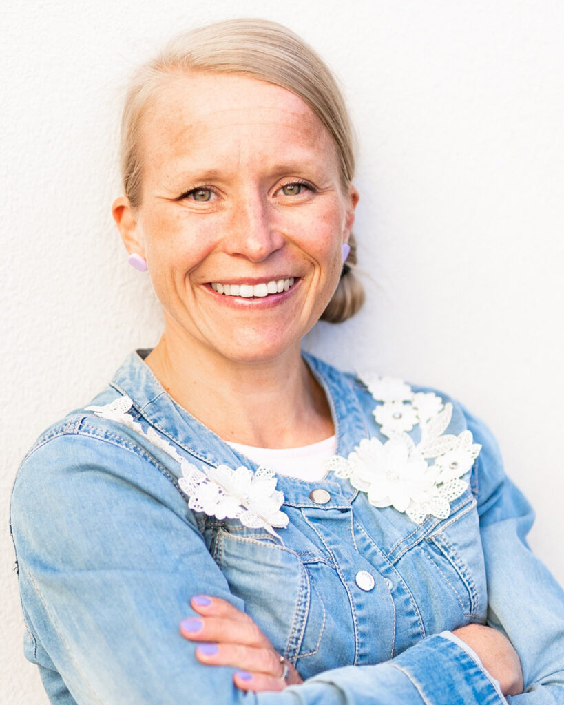 Jenni Huhtala hymyilee leveästi. 