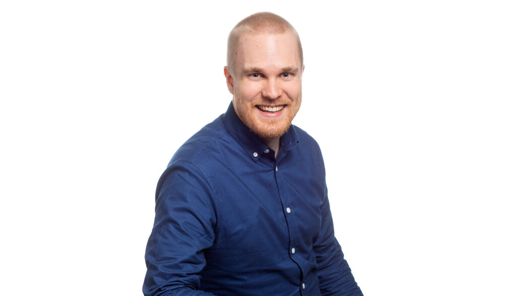 Oskari Korhonen hymyilee.
